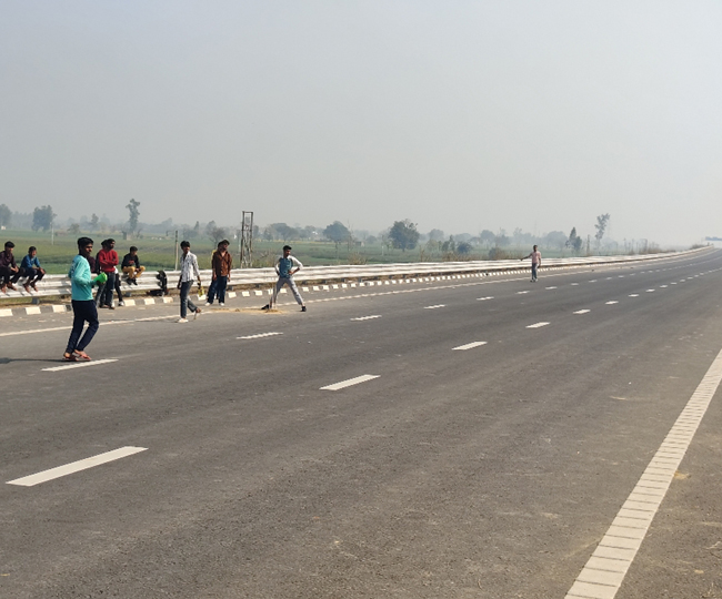 गंगा एक्सप्रेस वे पर क्रिकेट खेलते आसपास के गांव के बच्चे। जागरण